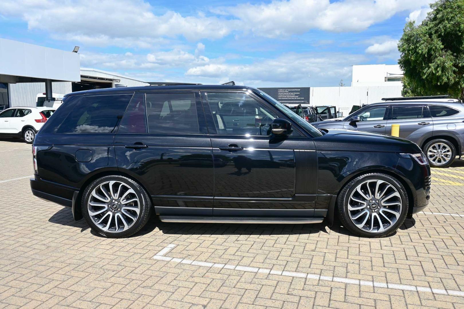 2020 Land Rover Range Rover SDV8 Vogue in Black
