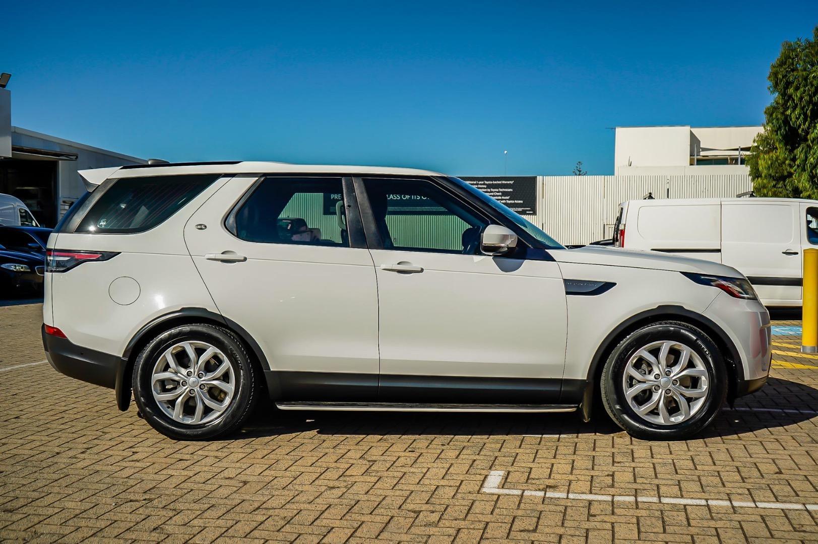 2020 Land Rover Discovery SD4 SE in White