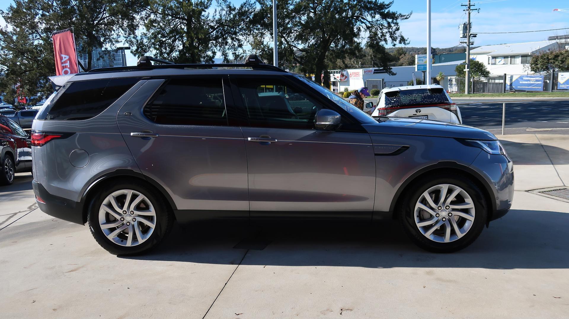 2023 Land Rover Discovery D300 SE in Grey