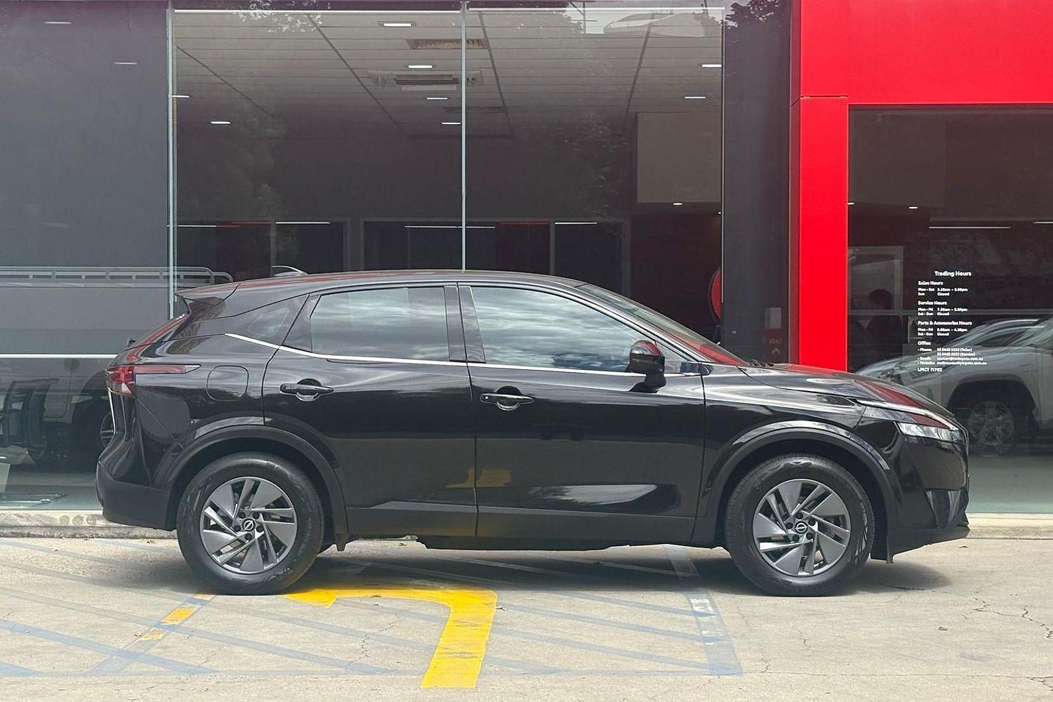 2024 Nissan QASHQAI ST in Black