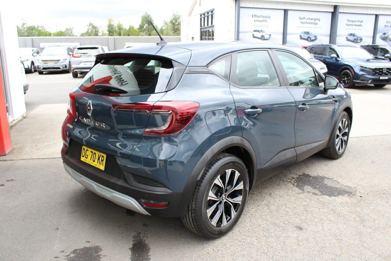 2023 Renault Captur Life in Blue