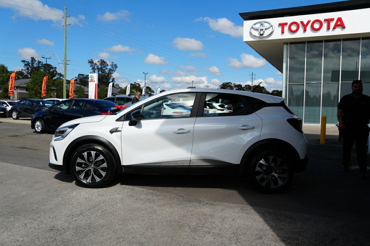 2023 Renault Captur Life in Arctic White