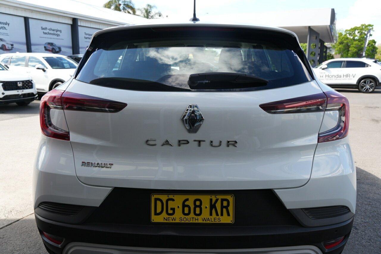 2023 Renault Captur Life in Arctic White