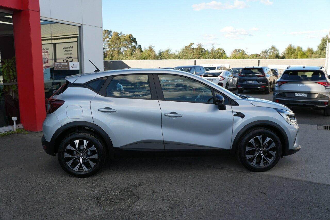 2023 Renault Captur Life in Grey