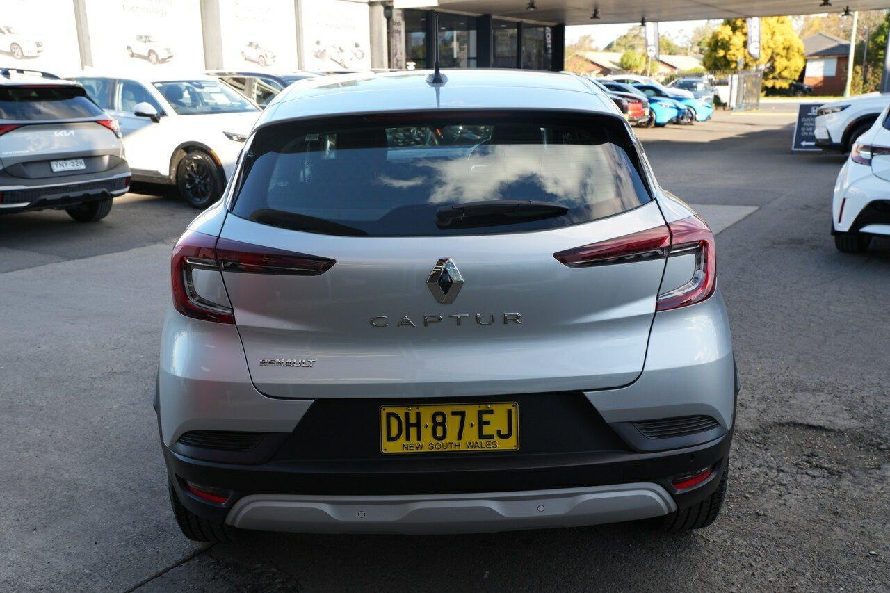 2023 Renault Captur Life in Grey