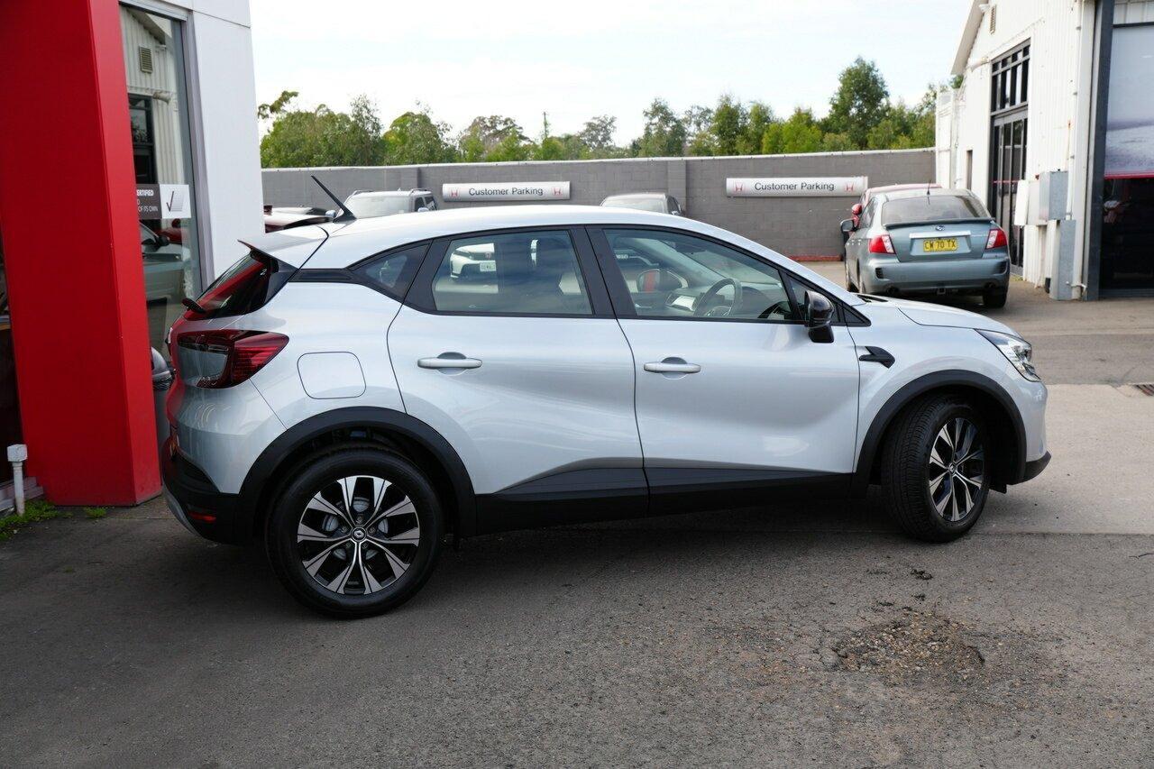 2023 Renault Captur Life in Atlantis Grey