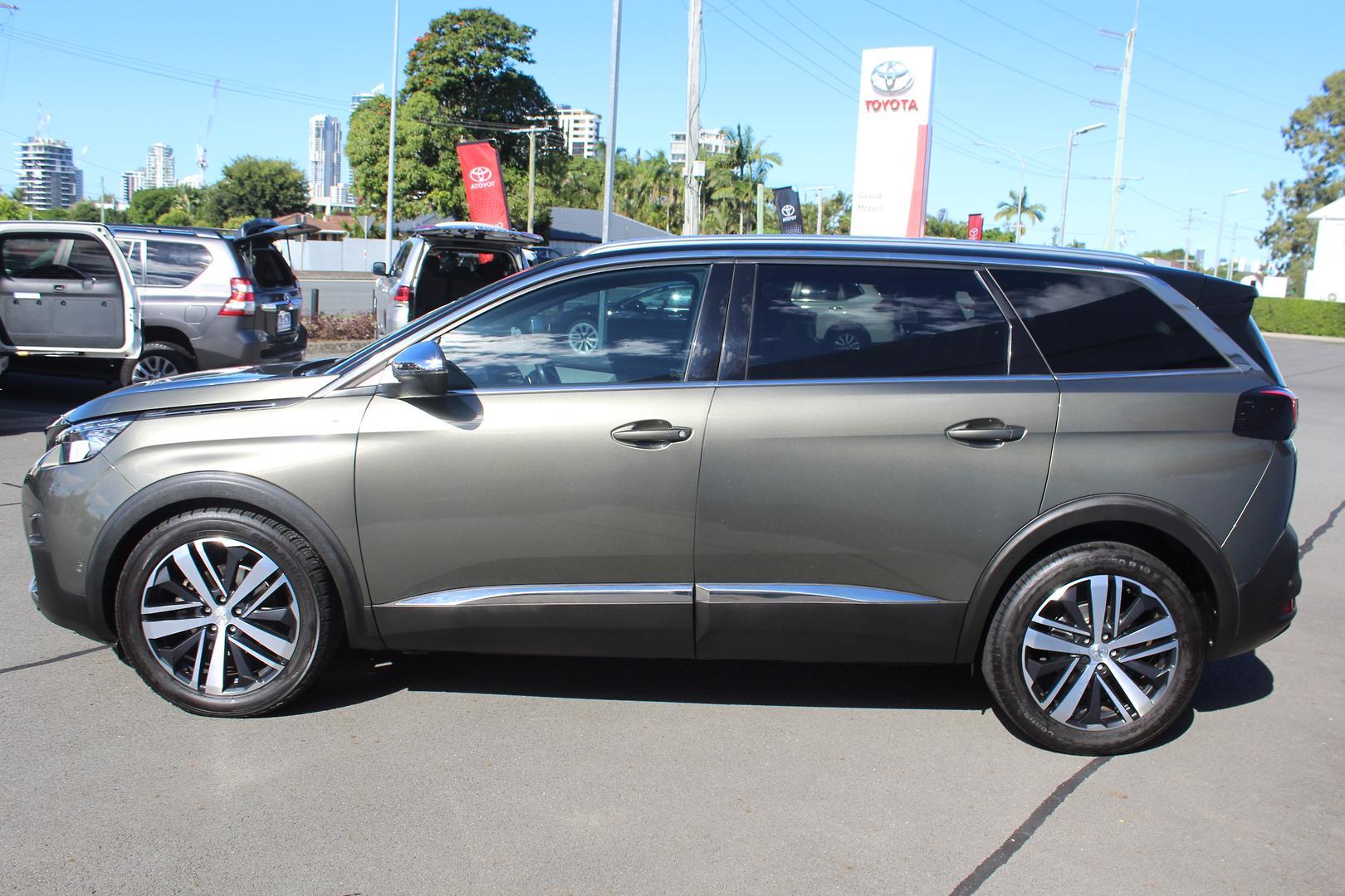 2019 Peugeot 5008 GT in Green