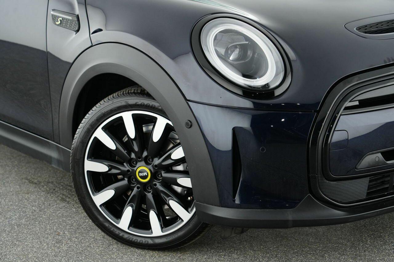 2022 MINI Hatch Cooper SE Classic in Black