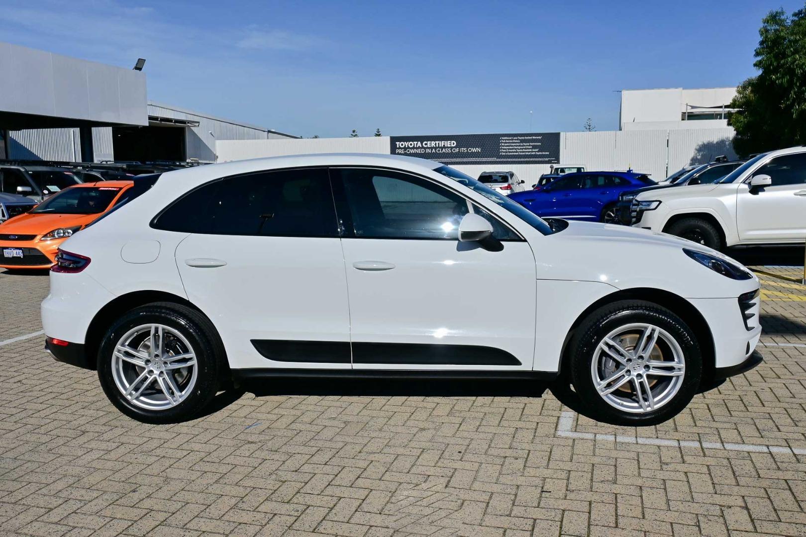 2018 Porsche Macan Base in White