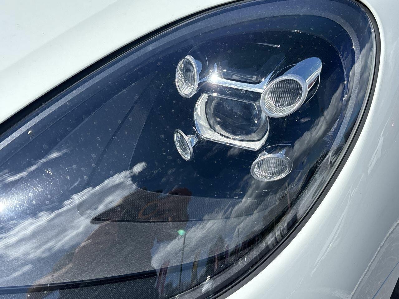 2018 Porsche Macan Base in White