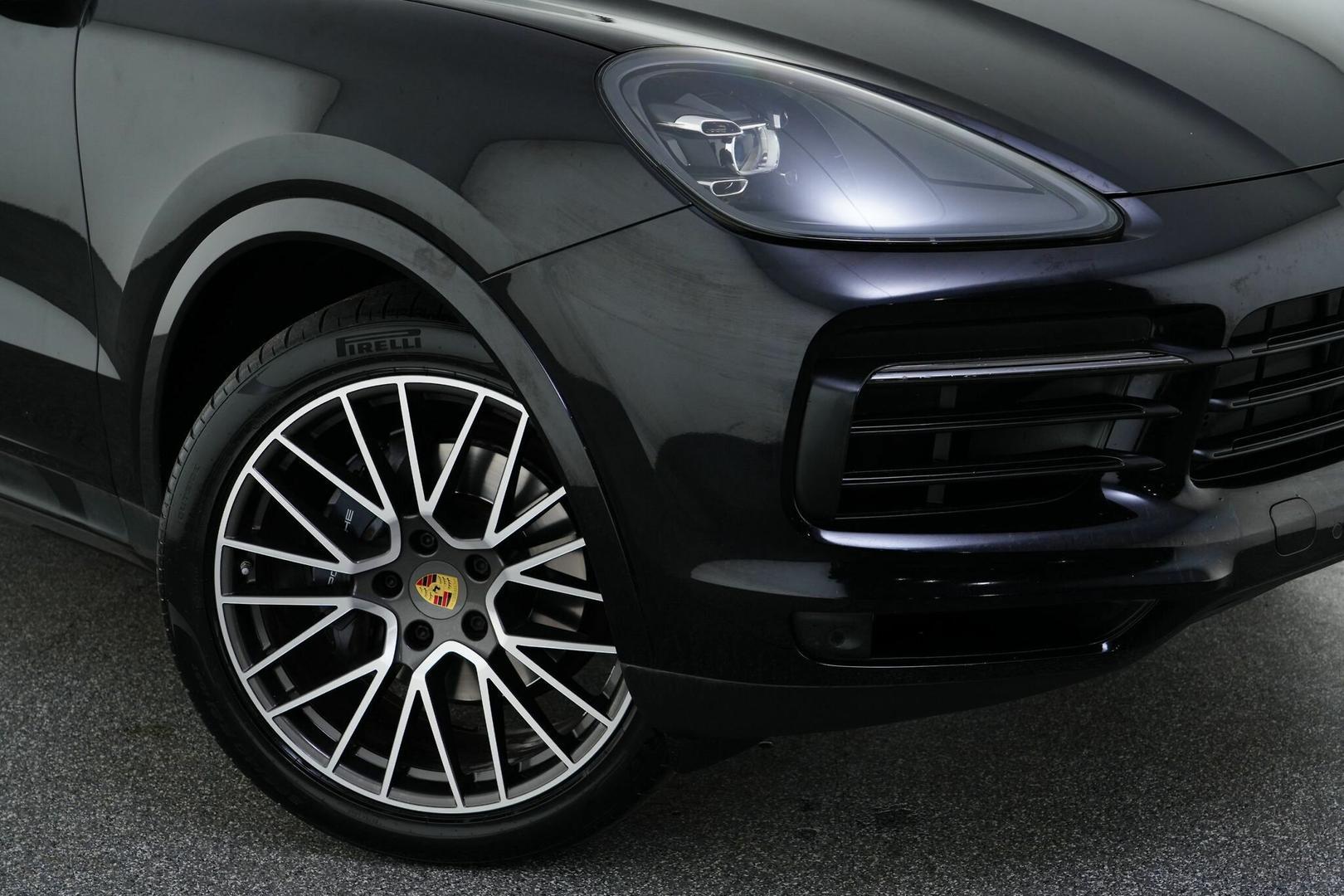 2020 Porsche Cayenne Base in Black