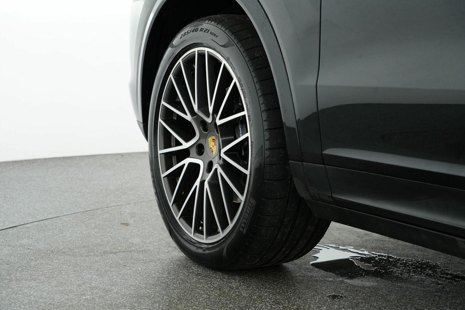 2020 Porsche Cayenne Base in Black