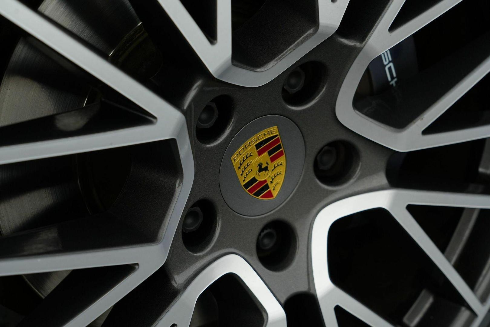 2020 Porsche Cayenne Base in Black