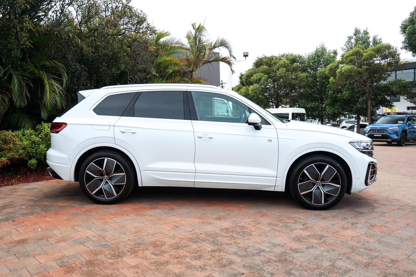 2024 Volkswagen Touareg 210TDI R-Line in Pure White (0q0q)
