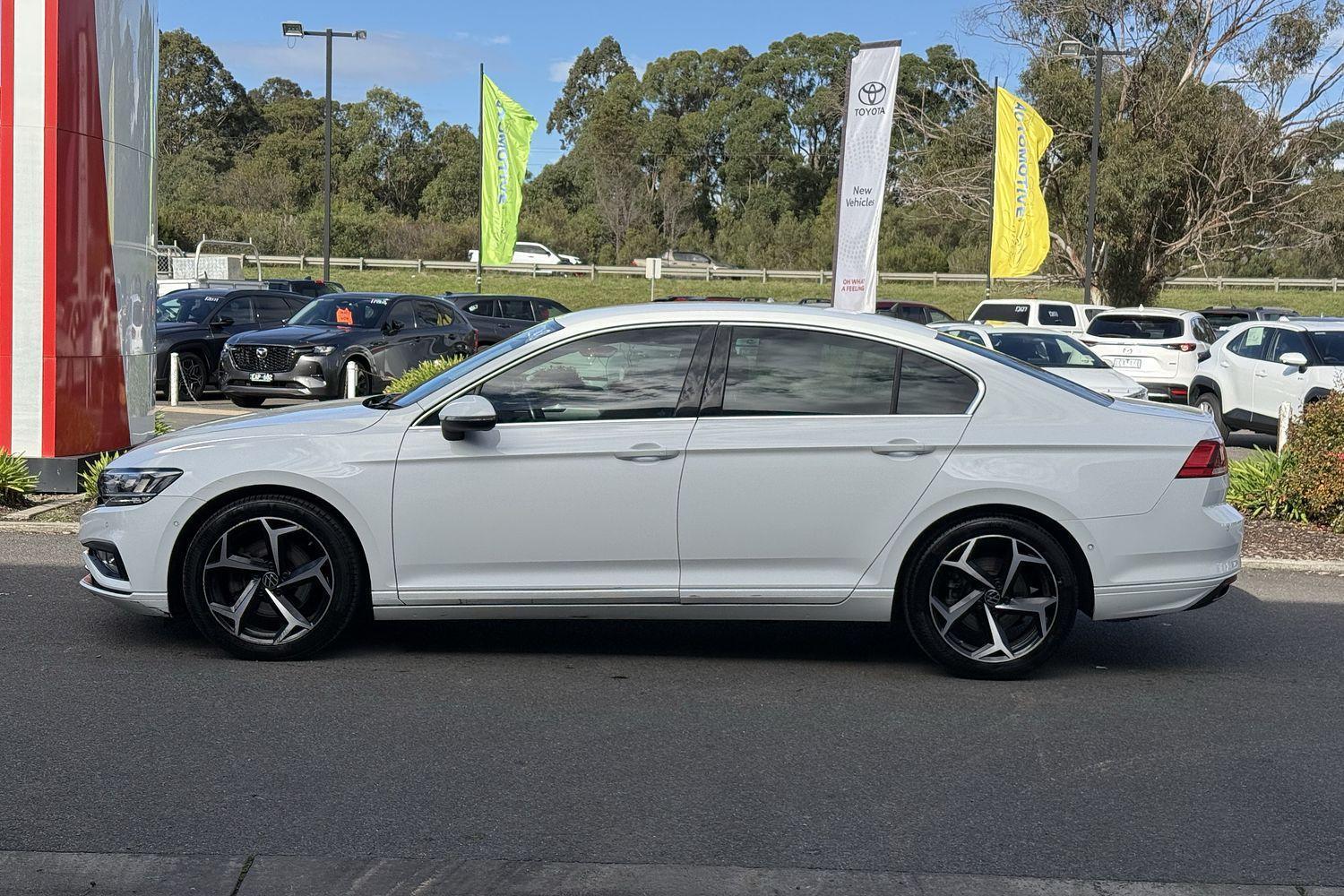 2022 Volkswagen Passat 140TSI Business in White