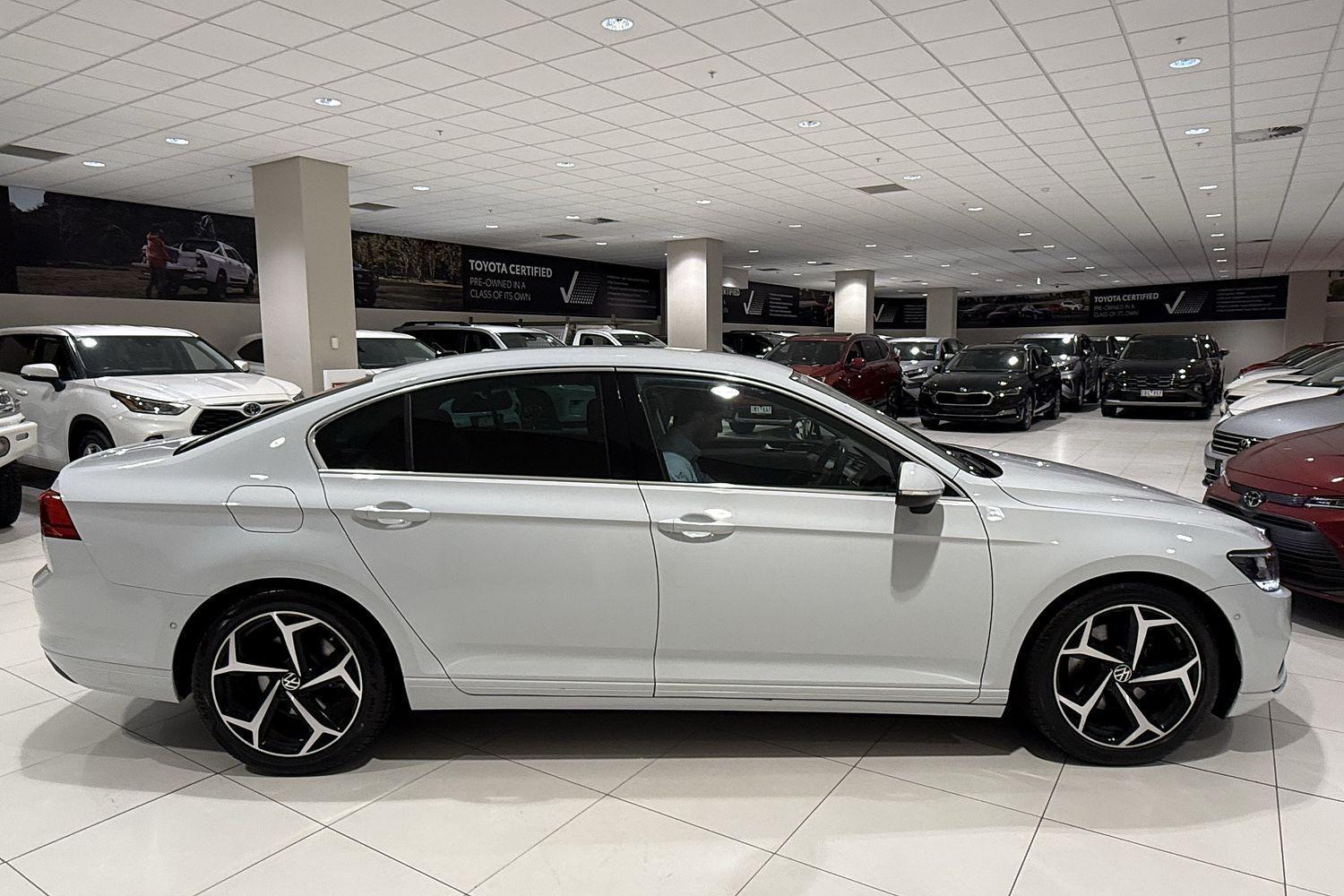 2022 Volkswagen Passat 140TSI Business in White