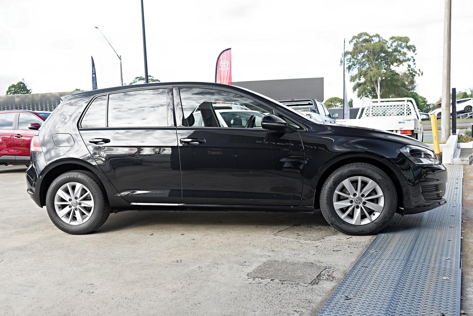 2017 Volkswagen Golf 110TSI Trendline in Black