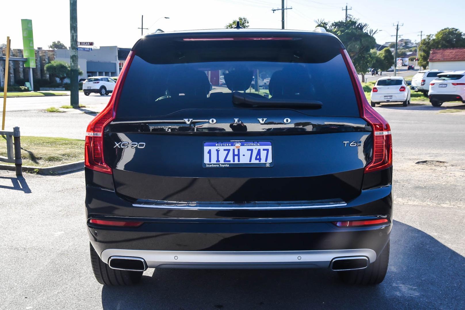 2021 Volvo XC90 T6 Momentum in Black