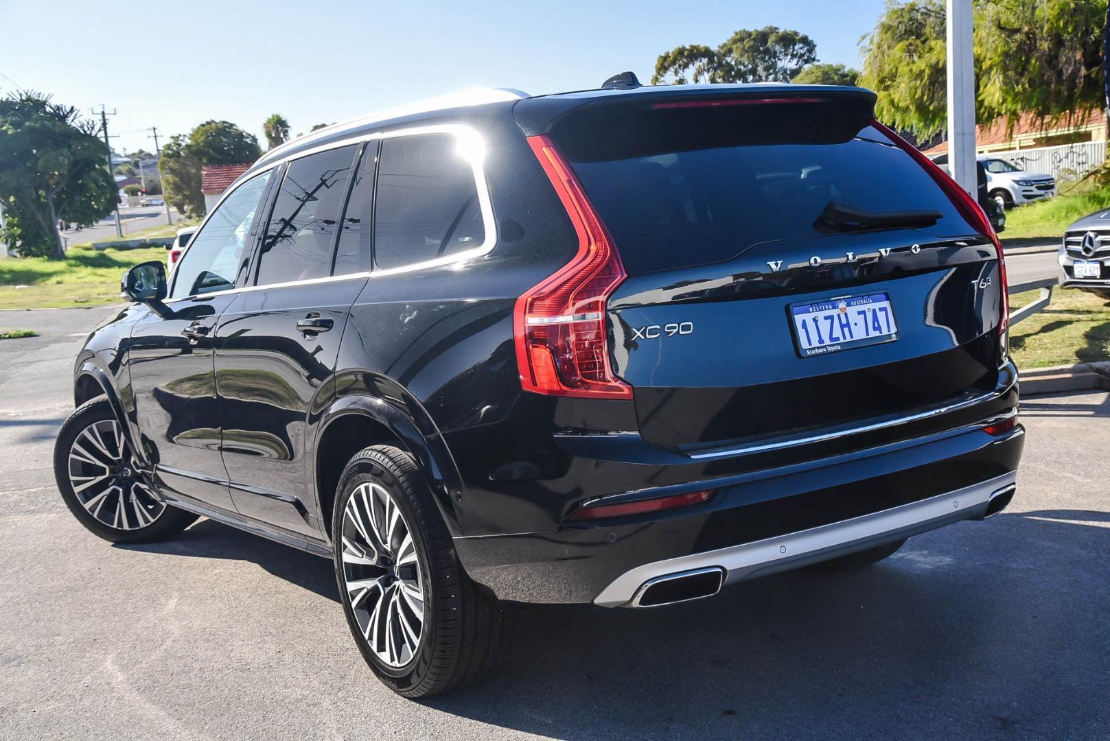 2021 Volvo XC90 T6 Momentum in Black