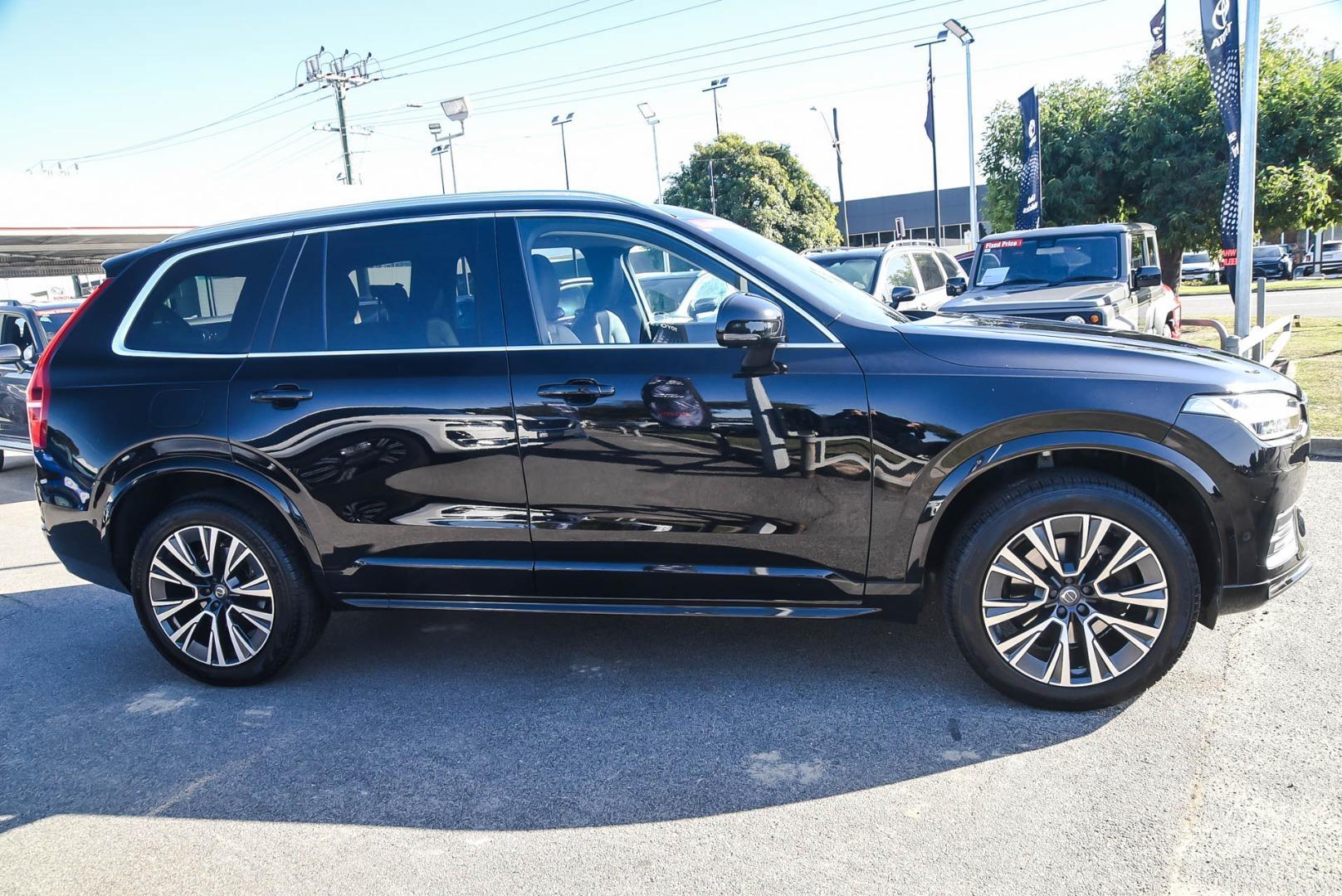 2021 Volvo XC90 T6 Momentum in Black