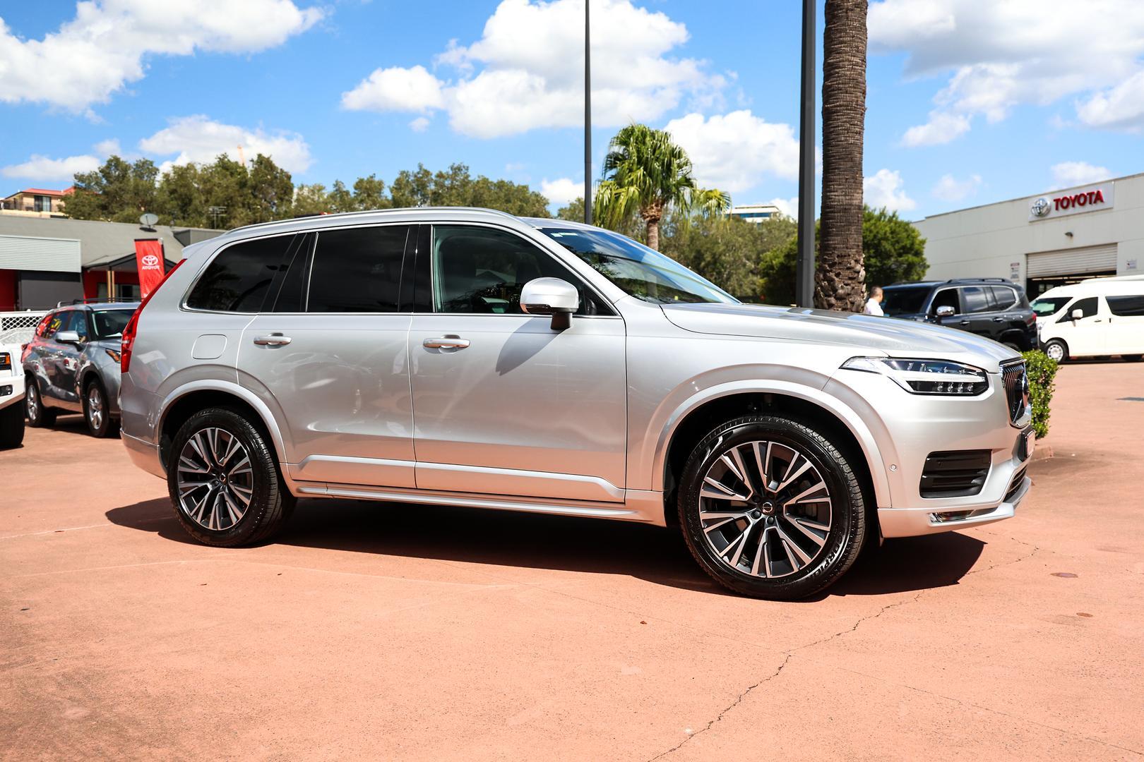 2022 Volvo XC90 B5 Momentum in Silver