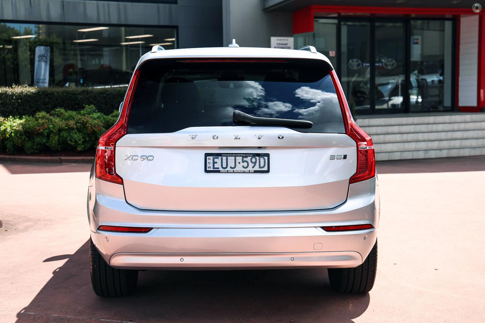 2022 Volvo XC90 B5 Momentum in Silver