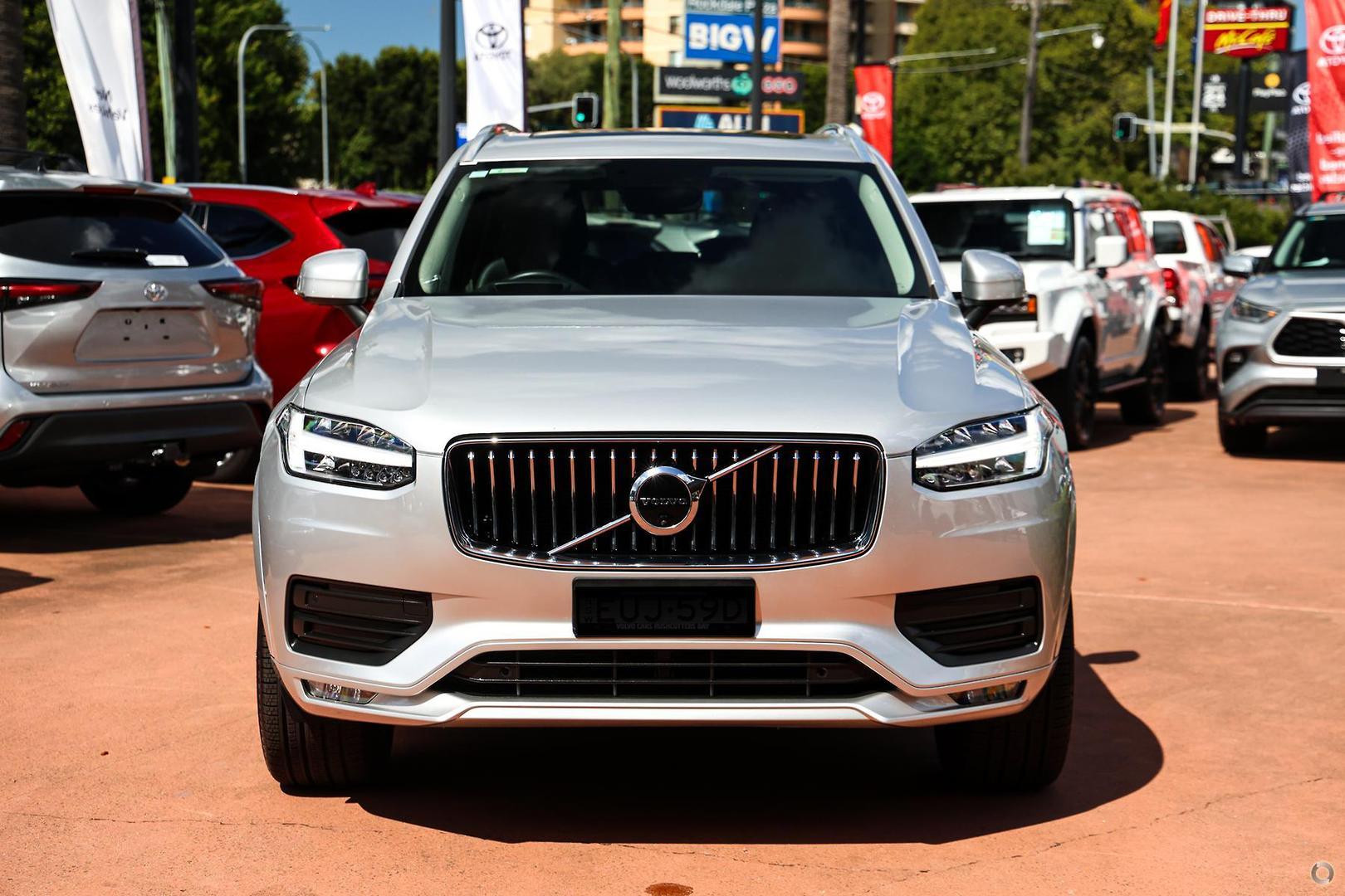 2022 Volvo XC90 B5 Momentum in Silver