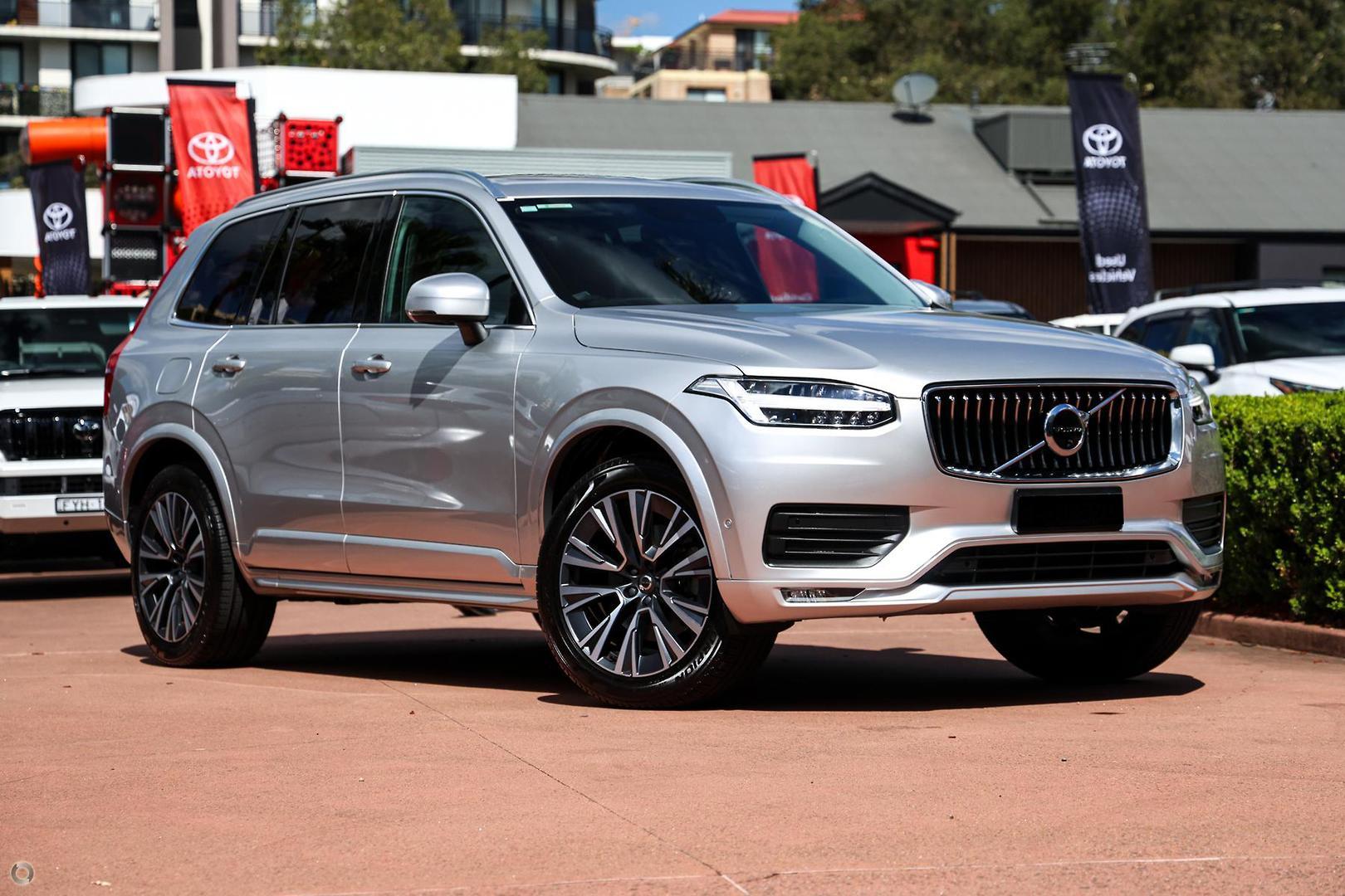 2022 Volvo XC90 B5 Momentum in Silver