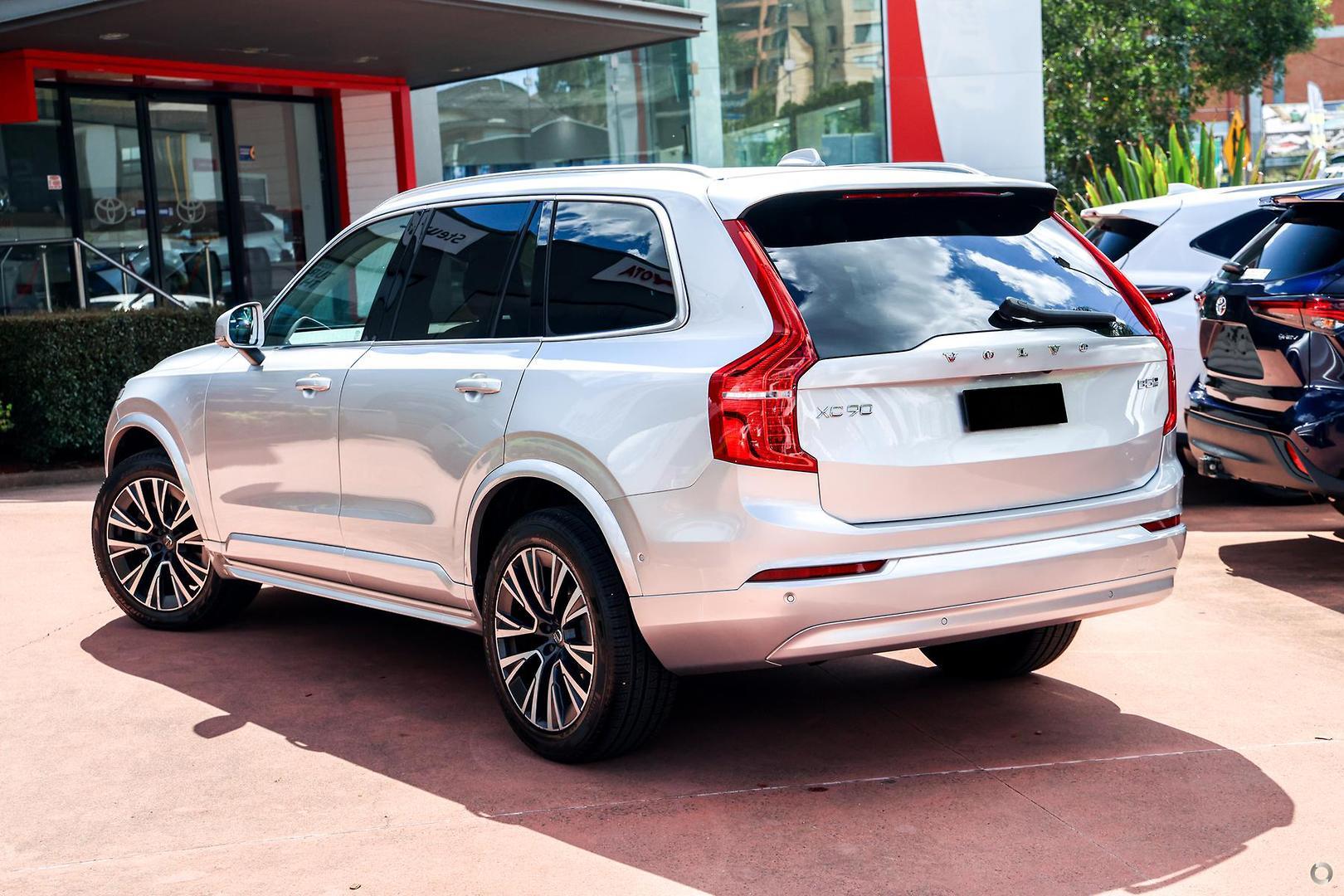 2022 Volvo XC90 B5 Momentum in Silver