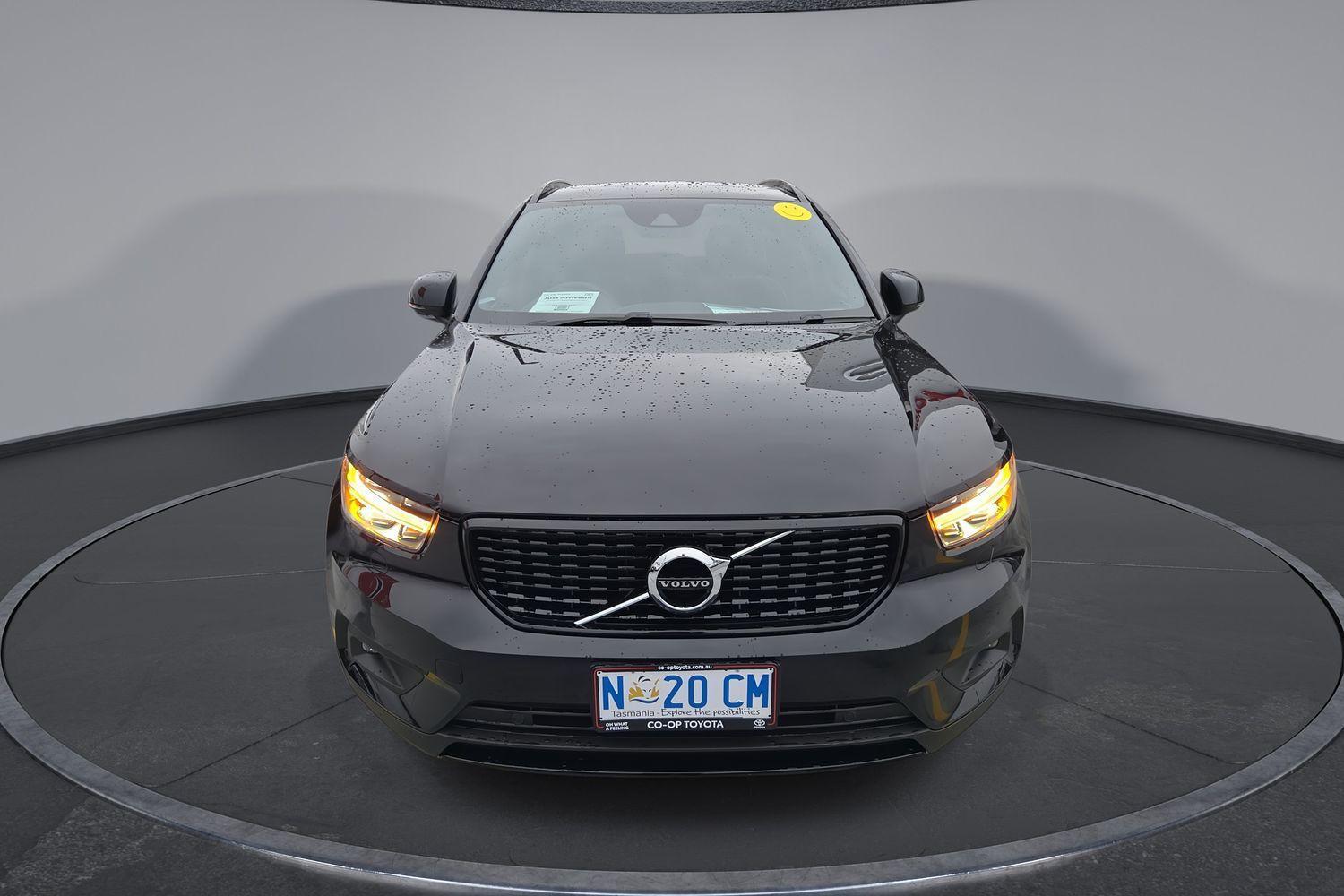 2020 Volvo XC40 T5 R-Design in Black Metallic