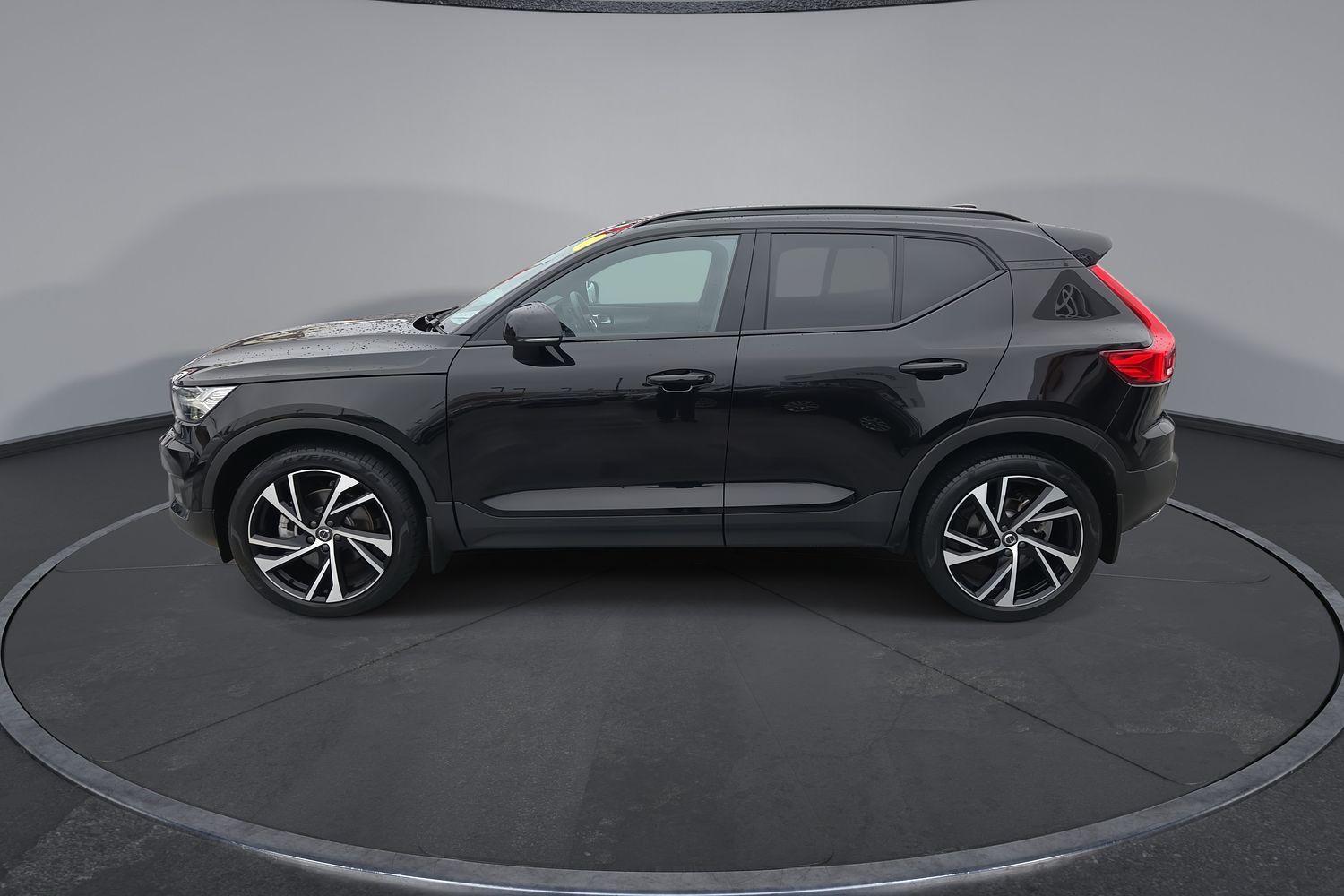 2020 Volvo XC40 T5 R-Design in Black Metallic