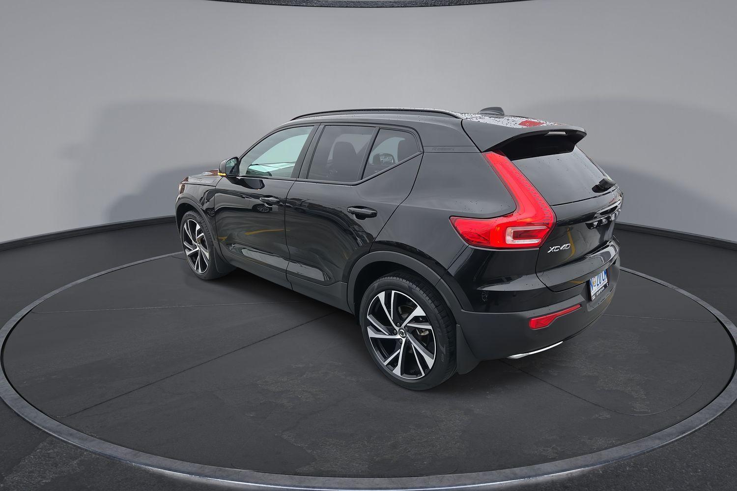 2020 Volvo XC40 T5 R-Design in Black Metallic