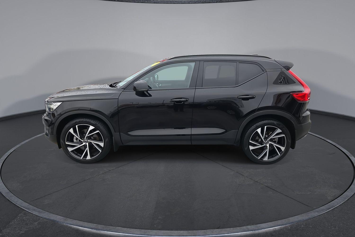 2020 Volvo XC40 T5 R-Design in Black Metallic