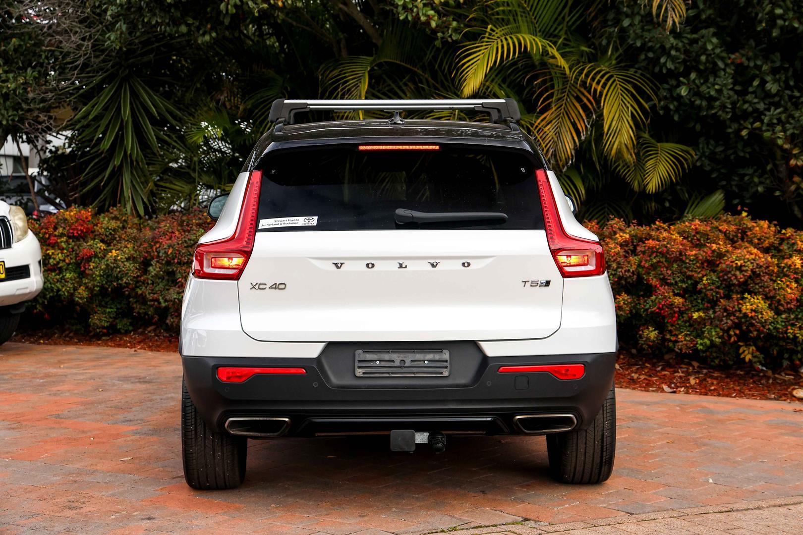 2020 Volvo XC40 T5 R-Design in White